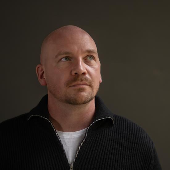 portrætfoto af Morten Pape på mørk baggrund