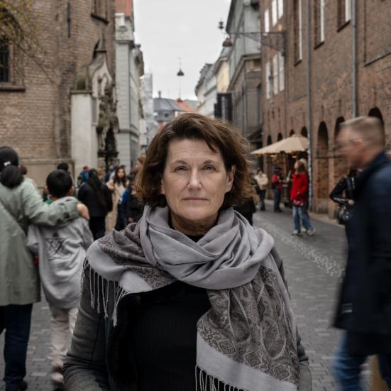 foto af Janne Teller i en travl gågade