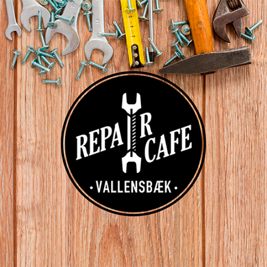 Værktøj på en bagrund af træ og logoet for Repair Cafe i vallensbæk