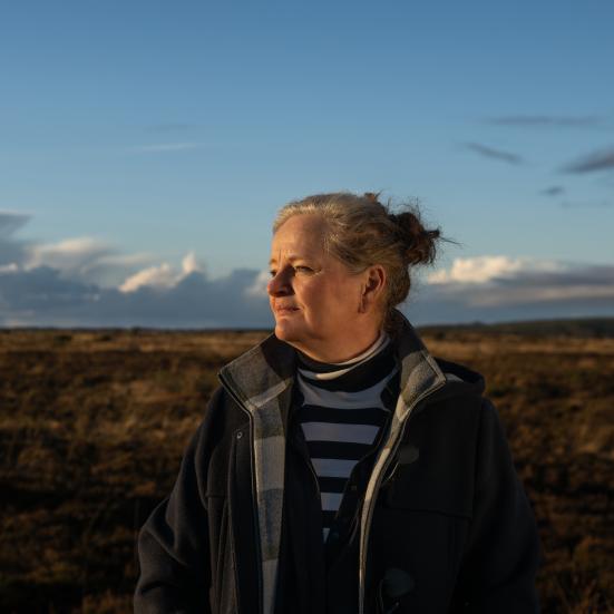 foto af forfatter Dorte Nors med en blå himmel i baggrunden 