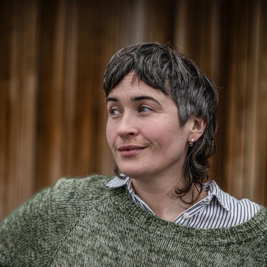 foto af Linea Maja Ernst fra overkroppen og op på en naturlig brun stribet baggrund