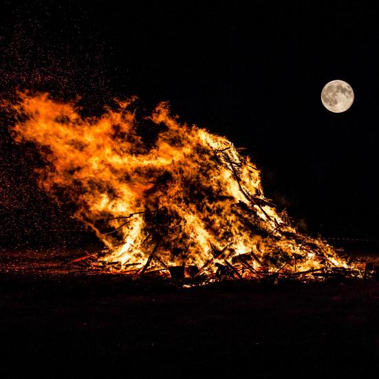 Sankt Hans bål og måne på sort himmel