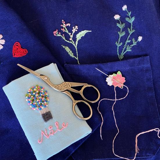 Mørkeblåt stof med broderi og smuk guldsaks