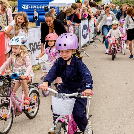 Børn på cykler med cykelhjelm