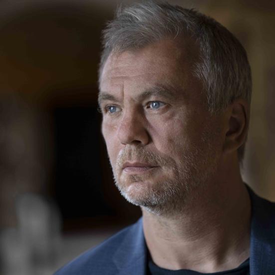 Mand kigger intensivt forbi kameraet
