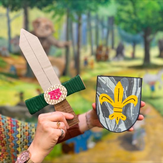 Kvinde hænder der holder et sværd og et skjold