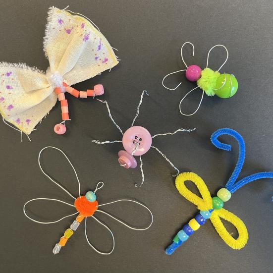 insekter lavet af ståltråd, perler og piberensere