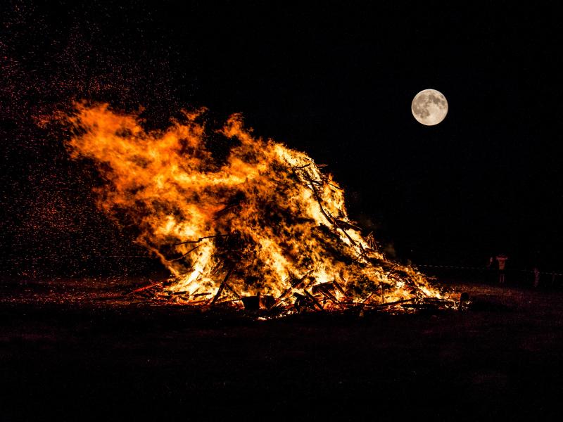 Sankt Hans bål og måne på sort himmel