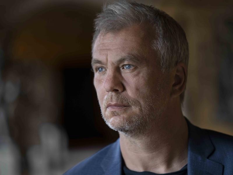 Mand kigger intensivt forbi kameraet