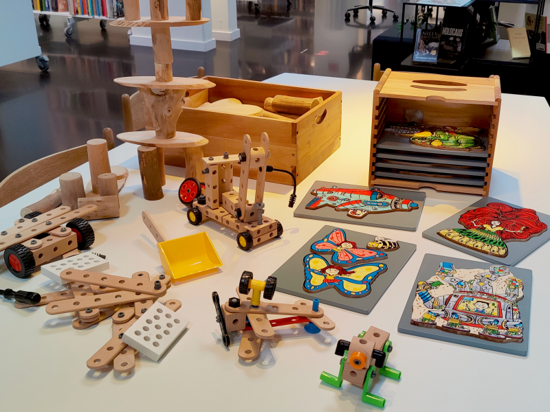 Billede af en masse trælegetøj både puslespil og brio byg