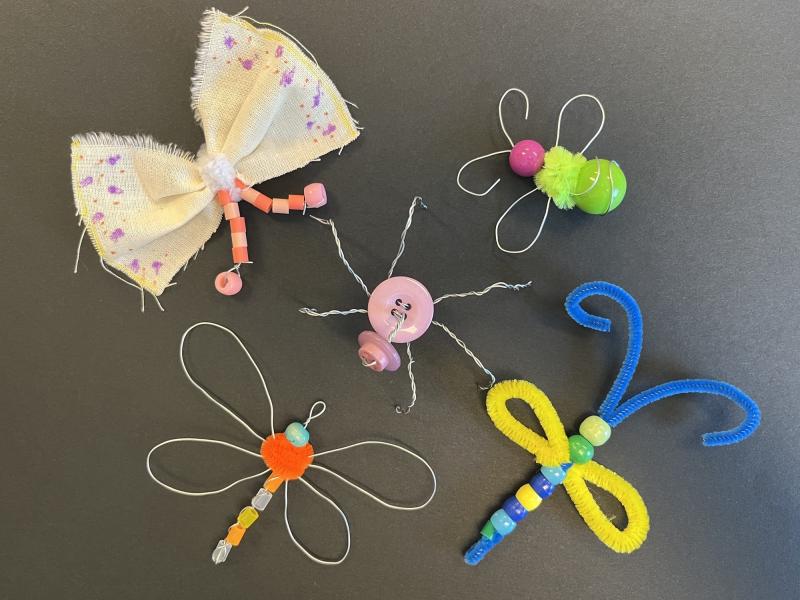 insekter lavet af ståltråd, perler og piberensere