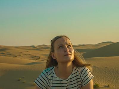 Foto af Klimaforskeren Hannele Korhonen som sidder i en ørken