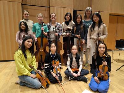 billede af en gruppe unge mennesker med violiner og celloer