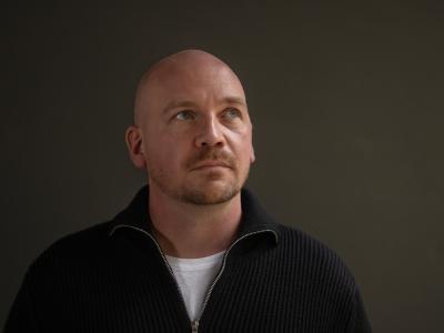 portrætfoto af Morten Pape på mørk baggrund