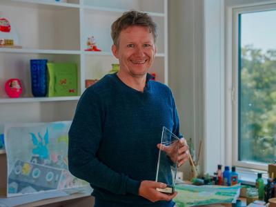 Jakob Marin Strid holder sin pris op og smiler