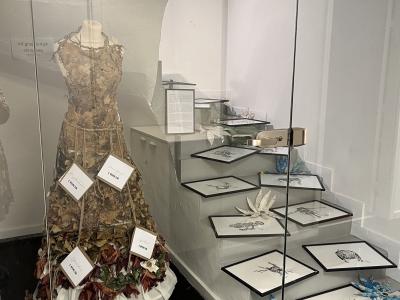 foto af tegninger i ramme og en pyntet mannequin