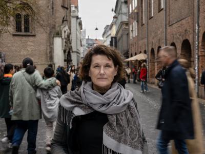 foto af Janne Teller i en travl gågade