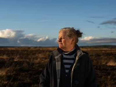 foto af forfatter Dorte Nors med en blå himmel i baggrunden 