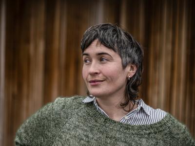 foto af Linea Maja Ernst fra overkroppen og op på en naturlig brun stribet baggrund