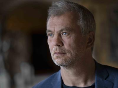 Mand kigger intensivt forbi kameraet