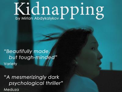 Kvinde der løber og ser sig over skulderen, det en filmforside, hvor der mes store bogstaver står "Bride Kidnapping".