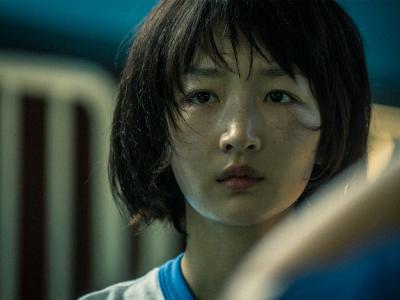 En kvinde der står og ser ind i kamaret