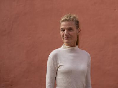 En kvinde der står og ser ind i kamaret