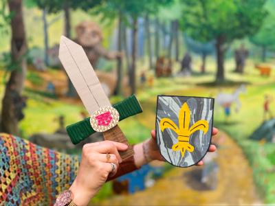 Kvinde hænder der holder et sværd og et skjold