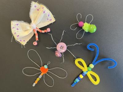 insekter lavet af ståltråd, perler og piberensere