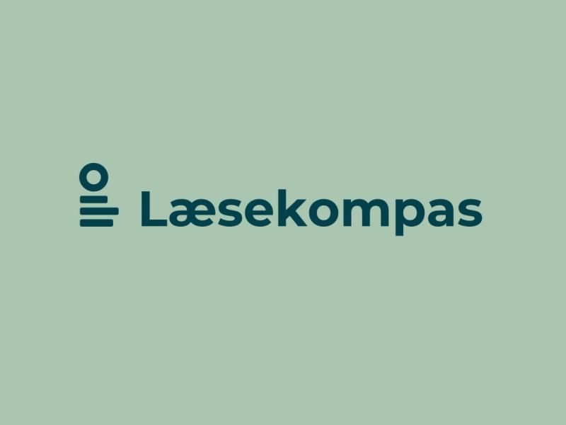 Logo for Læsekompas. Mørkegrøn skrift på grøn baggrund.