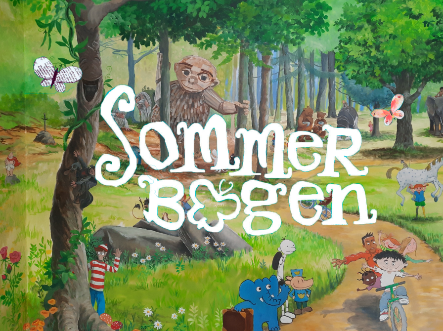 billede af børnebibliotekets væg med karakterer fra forskellig litteratur, med teksten Sommerbogen hen over