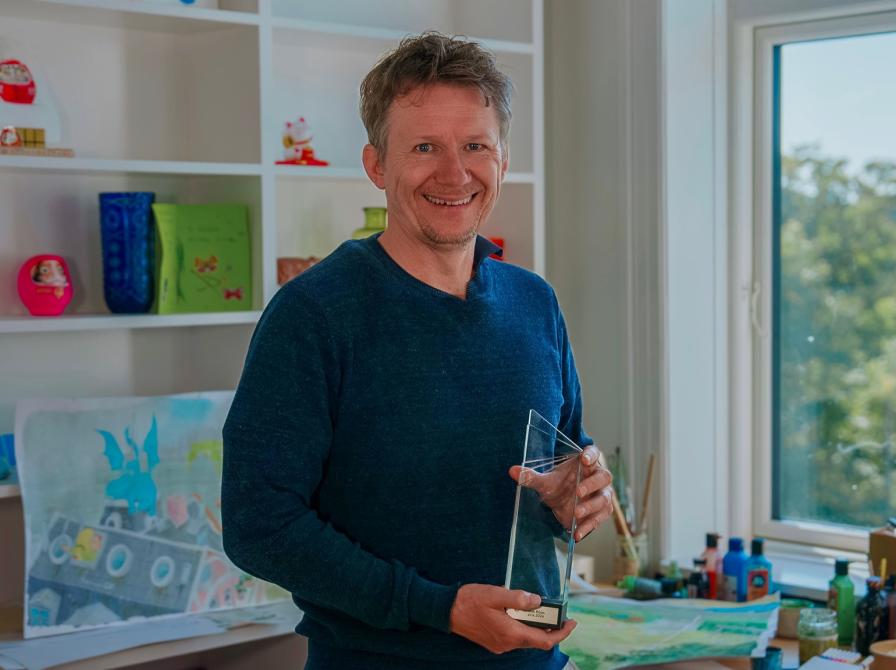 Jakob Marin Strid holder sin pris op og smiler