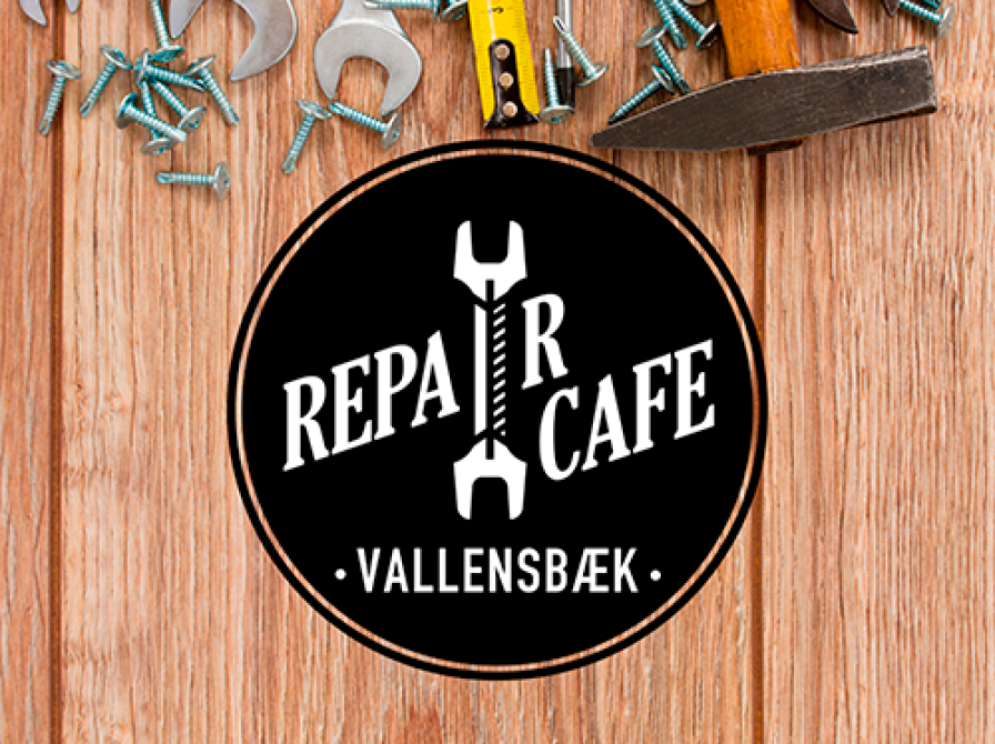 Værktøj på en bagrund af træ og logoet for Repair Cafe i vallensbæk