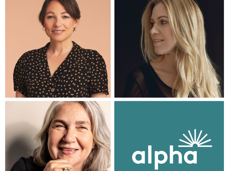 Tre kvinder og et forlagslogo, Alpha