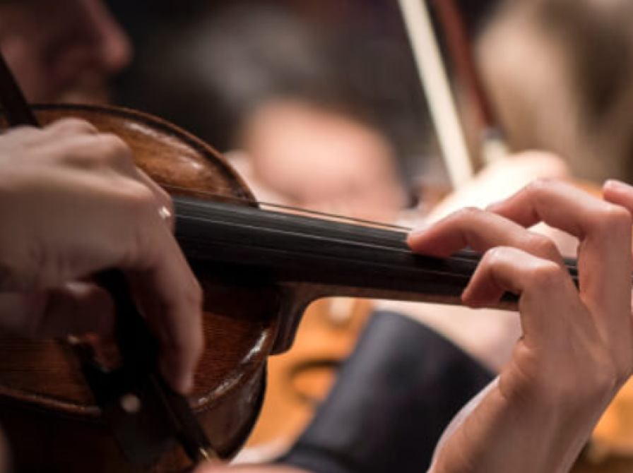 Foto af en violin der bliver spillet helt tæt på