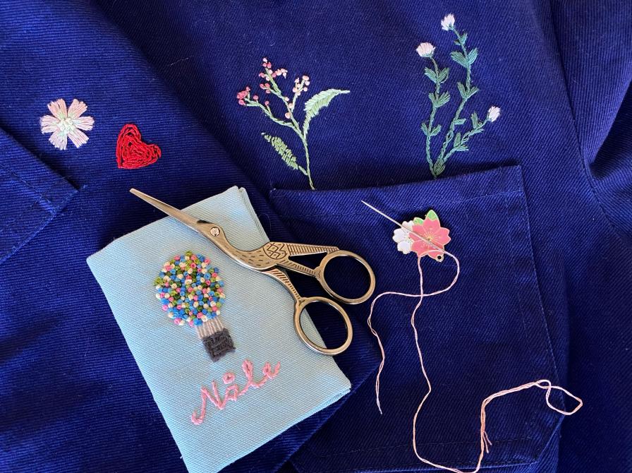 Mørkeblåt stof med broderi og smuk guldsaks