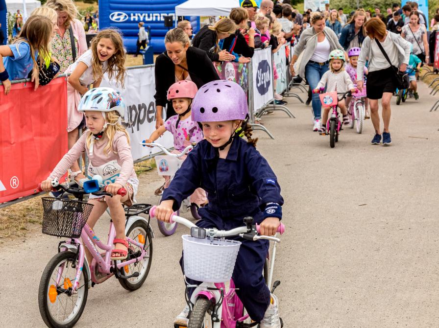 Børn på cykler med cykelhjelm