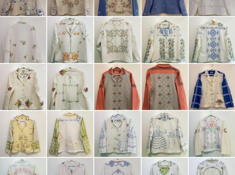 25 små billeder af skjorter set forfra og bagfra, så alle broderierne fremgår