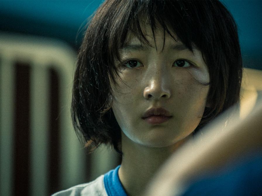 En kvinde der står og ser ind i kamaret