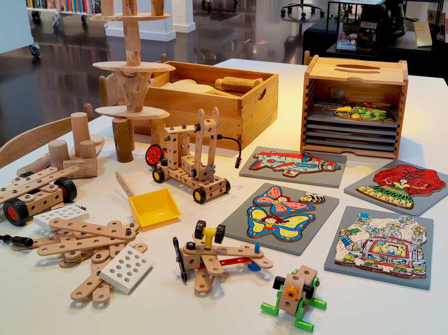 Billede af en masse trælegetøj både puslespil og brio byg