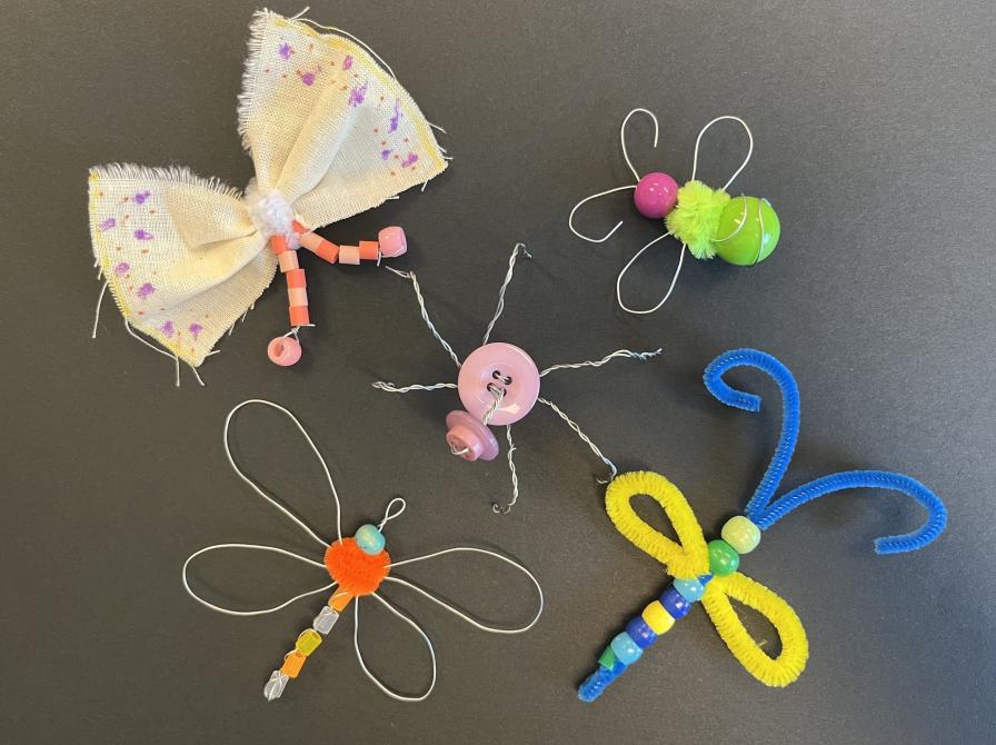 insekter lavet af ståltråd, perler og piberensere
