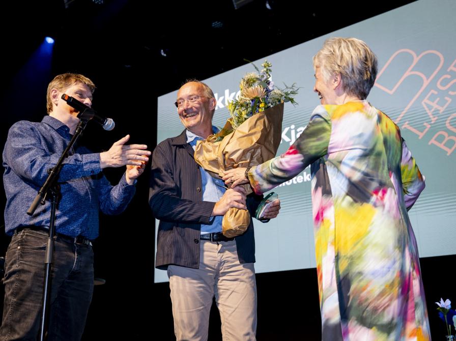 Prisvinderen Niels Krause-Kjær får blomster
